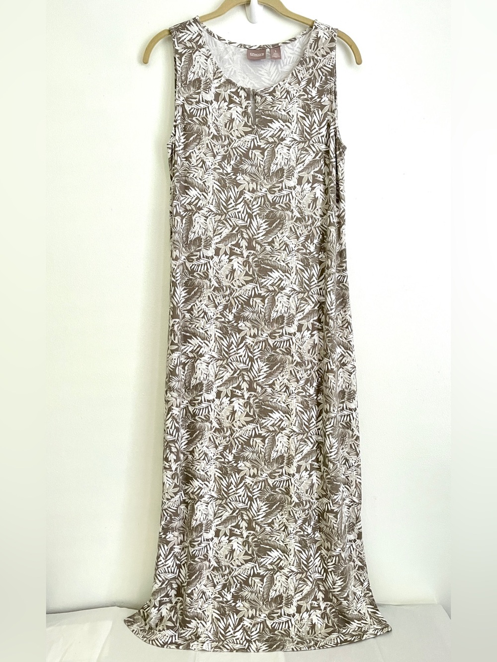 Chico's Sleeveless Stretch Maxi Dress M Keyhole Button Taupe White Tropical
